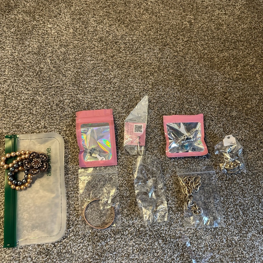 Assorted Women’s Jewerly (bundle of 8)